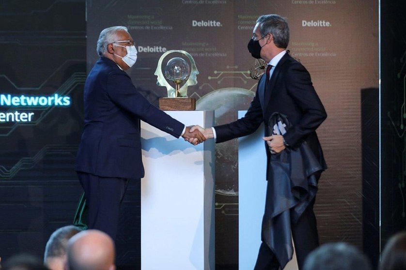 El Primer Ministro António Costa saluda al Presidente de Deloitte Portugal, António Lagartixo, en la presentación de inversiones en dos centros de excelencia tecnológica,