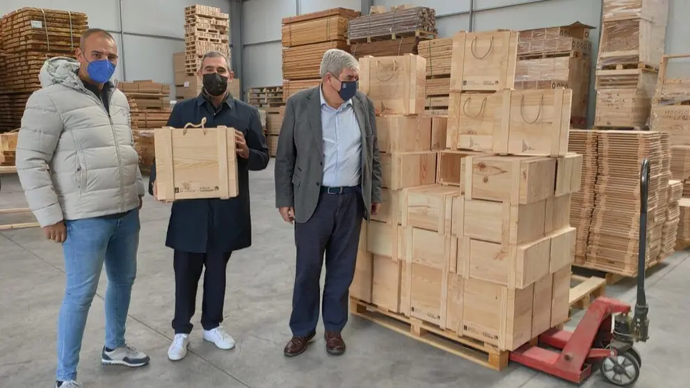 O director da Axencia Galega da Industria Forestal (Xera), Ignacio Lema, e o director xeral de Comercio e Consumo, Manuel Heredia, visitaron hoxe esta compañía que se dedica ao deseño e fabricación de mobles e outros obxectos de madeira.