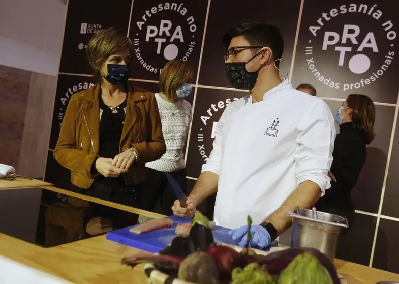 La directora de Turismo de Galicia, Nava Castro, participó en uno de los “showcookings” programados en la clausura de las “III Jornadas Profesionales Artesanía en el Plato”.