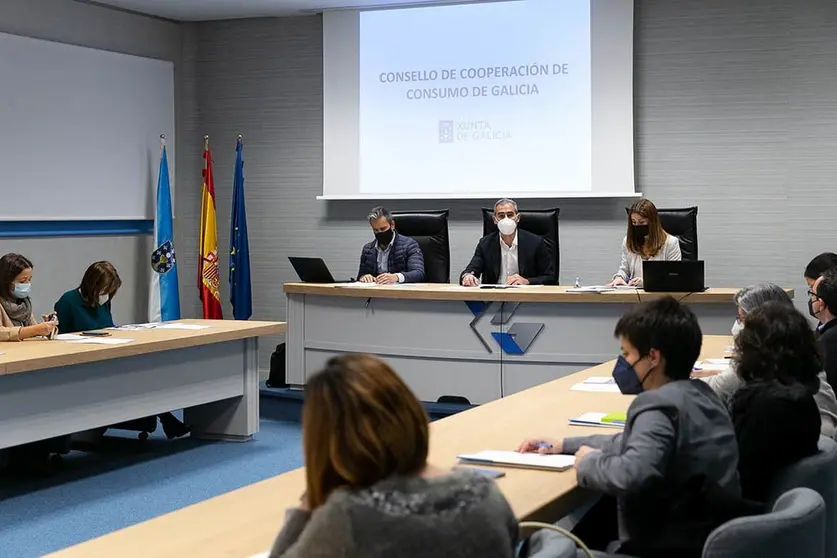O director xeral de Comercio e Consumo, Manuel Heredia, presidiu esta mañá en Santiago de Compostela a reunión inicial deste órgano, que busca a máxima cooperación, comunicación e información entre a Administración autonómica e as entidades locais.