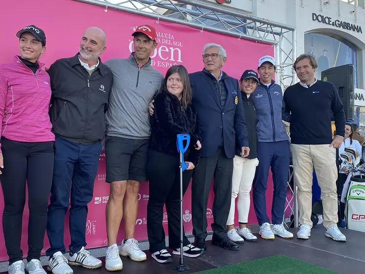 Carlota Ciganda abanderó una espectacular ceremonia de inauguración golpeando la bola a un green flotante en Puerto Banús, retando a todo el que quiera a imitar su acción durante la semana.
