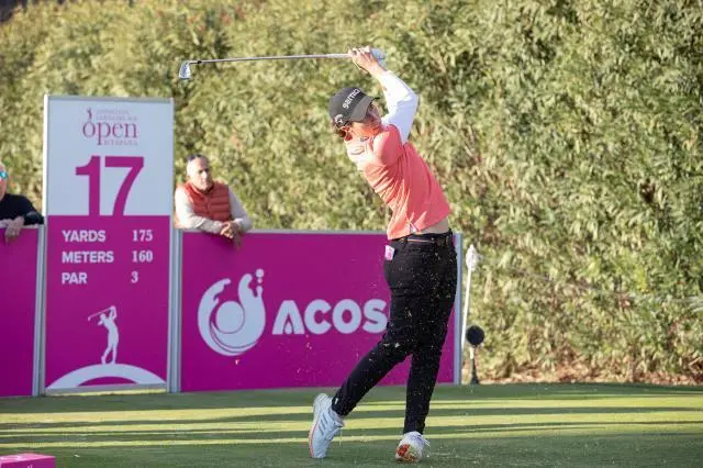Los aficionados no salían de su asombro, un toma y cada continuo sometido al espectacular ‘showtime’ de Carlota Ciganda, ese que convierte a este Andalucía Costa del Sol Open de España en uno de los mayores espectáculos golfísticos de la temporada, ese que la navarra quiere culminar con éxito “para colmar mis mejores sueños”.