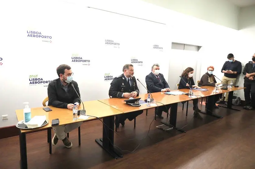 Conferencia de prensa sobre nuevos procedimientos en los aeropuertos.
