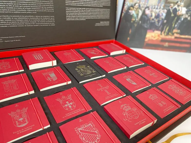 Los textos completos de los 19 estatutos de autonomía actuales de nuestro país (los de las 17 comunidades autónomas, más los de las ciudades autónomas de Ceuta y Melilla), en libros de formato reducido con el escudo de las comunidades en la portada de cada uno de ellos, así como con un ejemplar de la Constitución española de 1978.
