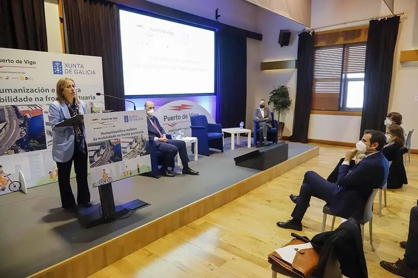 La conselleira de Infraestructuras y Movilidad, Ethel Vázquez, con el presidente de la Autoridad Portuaria, Jesús Vázquez Almuíña, y la delegada de la Xunta en Vigo, Marta Fernández-Tapias, participó en la presentación del proyecto de humanización del frente portuario.
