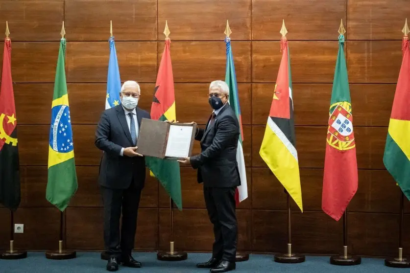 El Primer Ministro António Costa y el Secretario Ejecutivo de la CPLP, Zacarias da Costa, en la entrega del instrumento de ratificación por Portugal del Acuerdo de Movilidad.