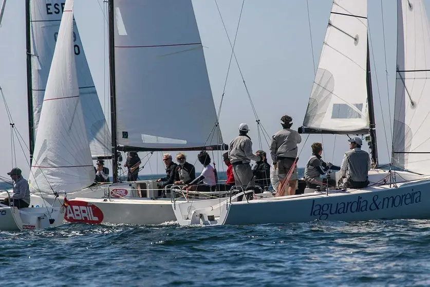 La falta de viento en la ria de Vigo obligó a los jueces a anular la jornada. PEDRO SEOANE.