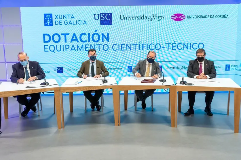 El conselleiro de Cultura, Educación y Universidad y los rectores de la USC, UVigo y UDC firman el acuerdo.