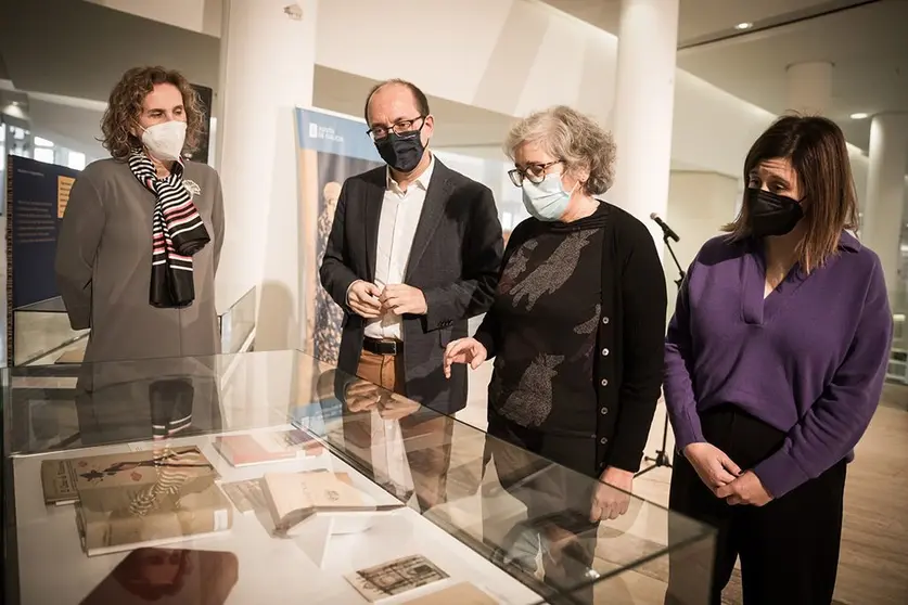 A exposición ‘Sempre palpitante. Emilia Pardo Bazán’, que pode visitarse na Cidade da Cultura ata xaneiro de 2022, conta con 60 pezas representativas do legado da escritora no eido da novela, o ensaio, o conto ou a crítica literaria.
