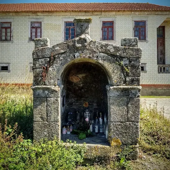 O nicho, em forma de pequena Capela, apresenta no seu interior vestígios de uma pintura mural. No século passado ainda se cumpria ali a tradição da “Vaca de Fogo”.