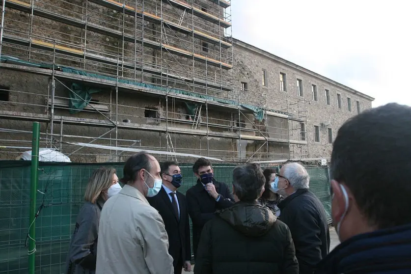 El conselleiro de Cultura, Educación y Universidad, Román Rodríguez, comprobó el avance de las obras de rehabilitación en el Colegio de Nuestra Señora de la Antigua en Monforte.