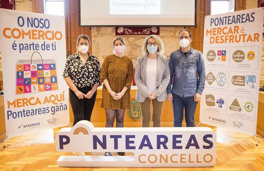 A presidenta da Asociación de Comerciantes Banastra, Yolanda Carballido, e alcaldesa de Ponteareas, Cristina Fernández.