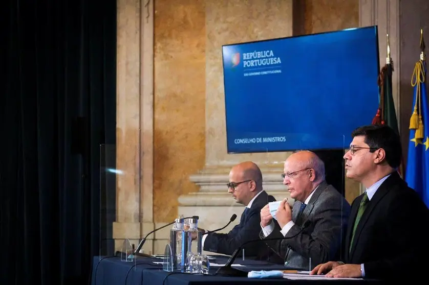 Los ministros de Estado y Relaciones Exteriores, Santos Silva, y los ministros de Estado y Finanzas, João Leão, y el secretario de Estado, Eurico Brilhantes Dias, en la conferencia de prensa del Consejo de Ministros.