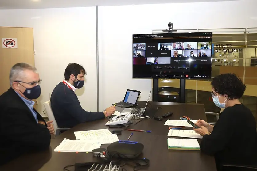 El director general de Emergencias e Interior, Santiago Villanueva, y el gerente de la Agencia Gallega de Emergencias, Marcos Araújo, se reunieron con representantes de las fuerzas y cuerpos de seguridad para coordinar el control de las medidas de prevención.