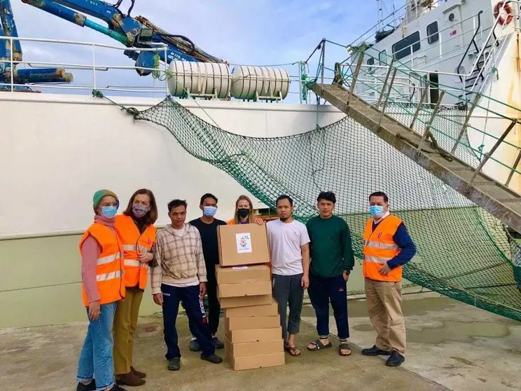 Voluntarios de Stella Maris entregan regalos a un grupo de marineros.