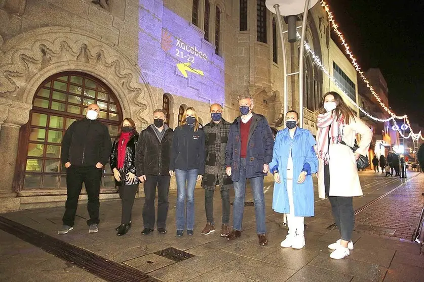 Un total de 54 monumentos gallegos iluminarán hasta este domingo sus fachadas en las diferentes rutas del Camino de Santiago, 12 de ellos en las siete ciudades gallegas que continuarán encendidos todo el año en los fines de semana.