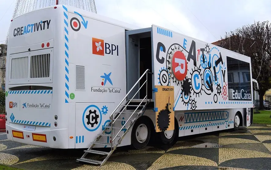 Autocarro itinerante dirige-se à comunidade educativa local, bem como às famílias que pretendam desenvolver as competências dos seus filhos.