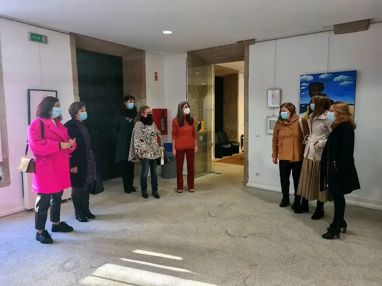 Exposição de obras de arte de Isabel Bacelar. Inauguração decorreu, esta quarta-feira, com a presença das Vereadoras da Ação Social e Educação, Carla Segadães e Sónia Guerreiro.