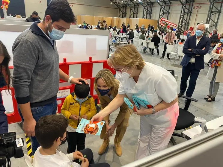 Fernández-Tapias y Puente visitan el Ifevi coincidiendo con el inicio de la vacunación de los niños entre 5 y 7 años.