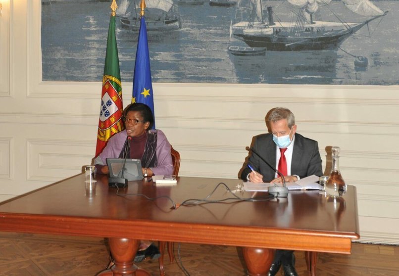 La ministra del Interior, Francisca Van Dunem, y el subsecretario de Estado e Interior, Antero Luís, en declaraciones a los medios de comunicación sobre el voto anticipado.