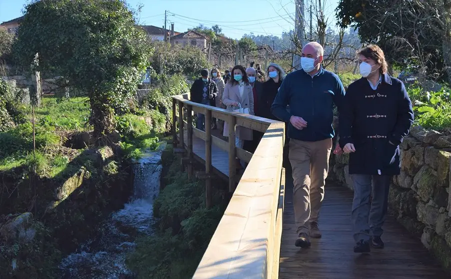 Com cerca de 350 metros de extensão, os passadiços têm inicio no Lugar do Forno e terminam na Cascata do Fojo, um lugar sombreado, relaxado e fascinante, onde a água cai entre duas paredes rochosas, criando pequenas lagoas aprazíveis.