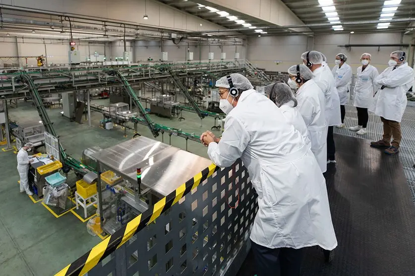 O presidente da Xunta, Alberto Núñez Feijóo, acompañado da conselleira do Mar, Rosa Quintana, reúnese con directivos do grupo Calvo e visita a planta de envasado.  DAVID CABEZÓN.