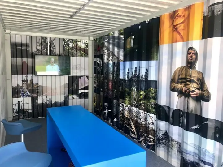 Participan profesionais de percorrido nacional e internacional, entre os que figuran un Premio Nacional de fotografía e varios membros da Axencia Magnum, así como o ourensán Iván Nespereira.