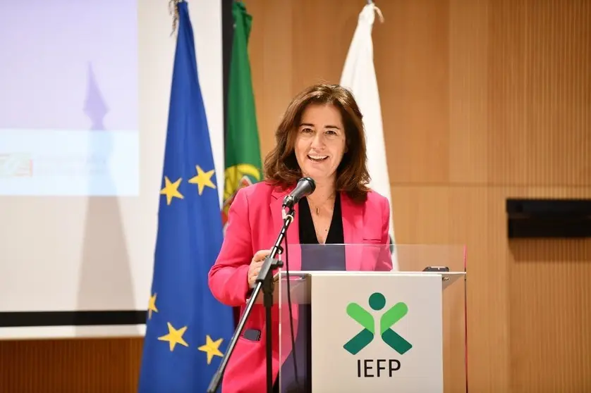 Ministra de Trabajo, Solidaridad y Seguridad Social, Ana Mendes Godinho, en la firma del Acuerdo de Cooperaci&oacute;n y Cualificaci&oacute;n en el &aacute;mbito de los programas &laquo;Valorizar Social&raquo; y &laquo;Qualifica Social&raquo;.