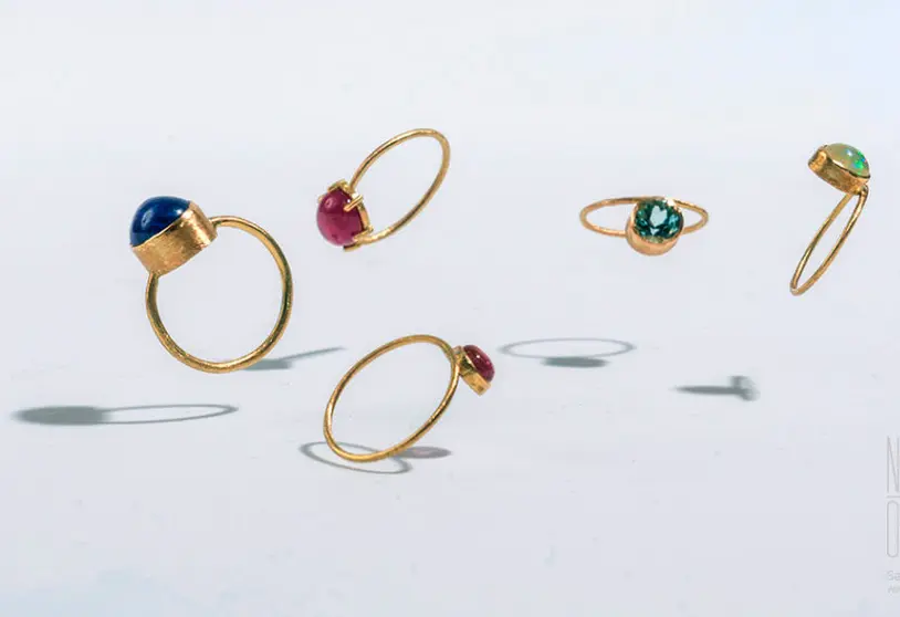 •	A xoeiría premiada ten un importante arraigo na capital galega, onde os seus deseños buscan a sinerxia co perfil de cada cliente.