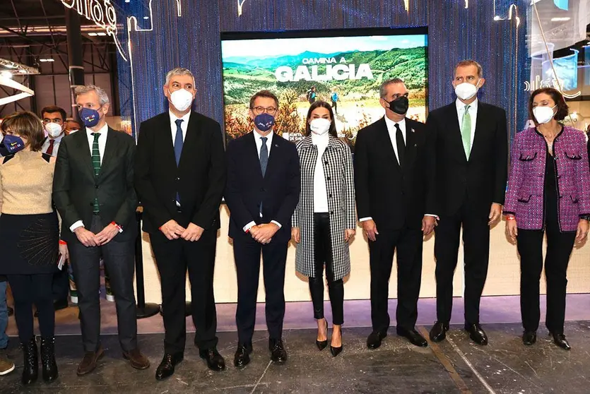 Sus Majestades los Reyes durante su visita al stand de GALICIA donde fueron recibidos por el presidente de la Xunta de Galicia entre otras autoridades. © Casa de S.M. el Rey