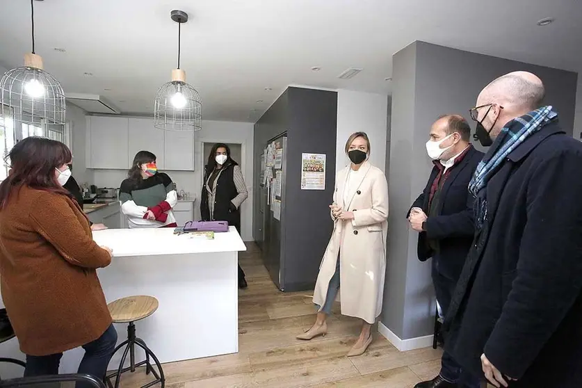La conselleira de Política Social visitó hoy la urbanización de viviendas destinadas a menores de esta entidad.
