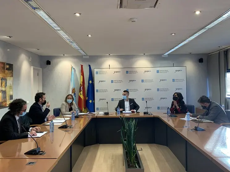 El director del Igape, Fernando Guldrís, mantiene un encuentro con la directora general, Nieves Olivera, y otros representantes de la Escuela de Organización Industrial para evaluar el estado de los proyectos conjuntos que se están promoviendo en el contexto del acuerdo marco entre los dos organismos.