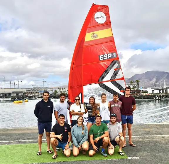 El equipo olímpico preliminar de iQFoil junto a sus entrenadores en Lanzarote: De izquierda a derecha fila superior: Jose Luis Boronat, Ángel Granda, Blanca Manchón, Andrea Torres, Nicole van ver Velden, Mateo Sanz y Jorge Aranzueque. Fila inferior: Tomás Vieito, Pilar Lamadrid, Fernando Lamadrid y Marcos Fernández.