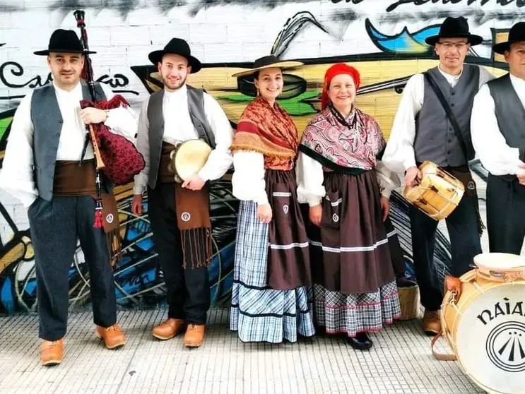 O acto contará co acompañamento musical do grupo de gaitas Naiama, que tras o acto ofrecerá un breve concerto na Praza da Perillana. 