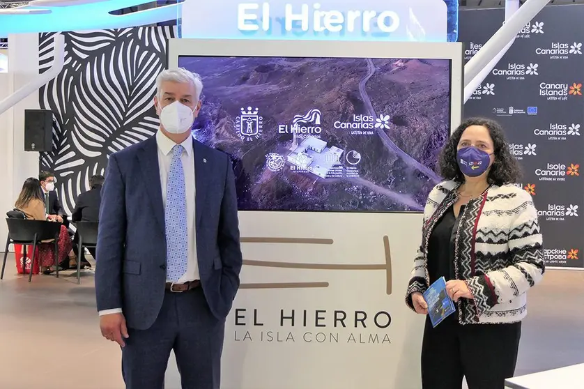 La directora general de Patrimonio Natural, Belén do Campo, y el presidente del Cabildo de El Hierro, Alpidio Armas, mantuvieron un encuentro en el marco de la Feria Internacional de Turismo (Fitur).