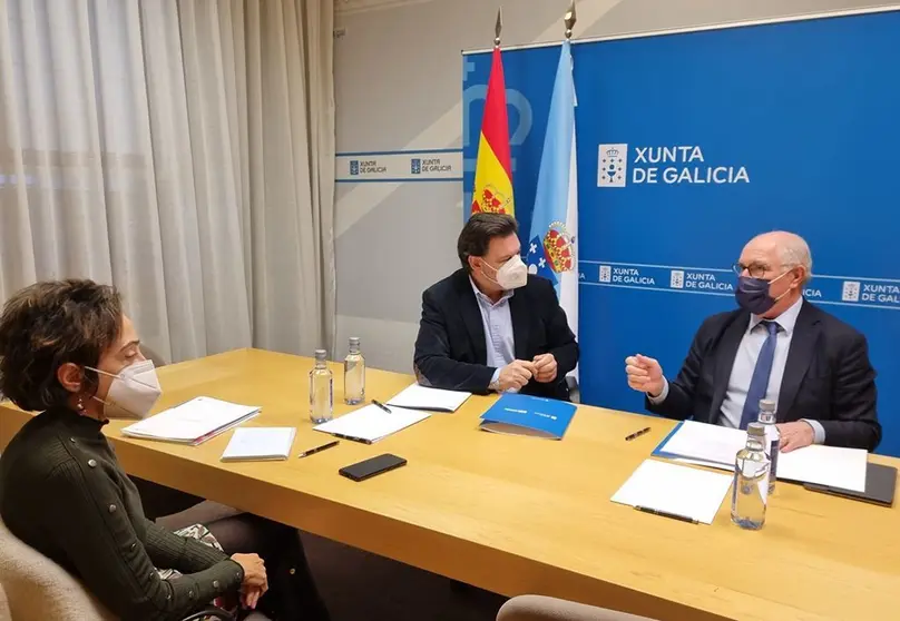 Los secretarios generales de Educación y de la Emigración, José Luis Mira y Antonio Rodríguez Miranda, mantuvieron una reunión para avanzar en la oferta de estas ayudas.