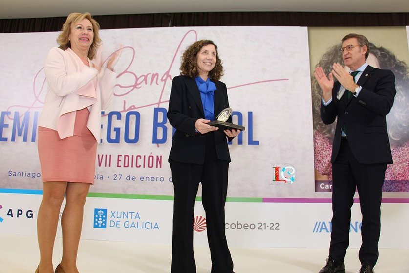Carmen Merelas recibe el Premio Diego Bernal 2022 de mano del presidente de la Xunta, Alberto Núñez Feijóo, y de la presidenta de la APG, María Méndez. ©ROBERTO LEDO.