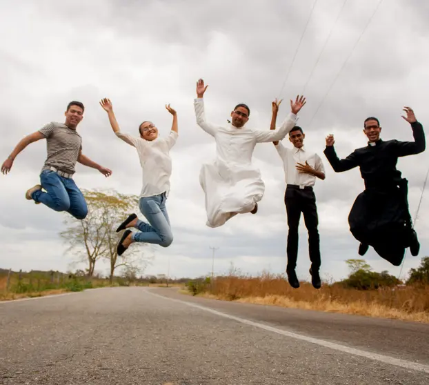 En la diócesis de Tui-Vigo, viven en la actualidad 367 consagrados —288 mujeres y 79 varones— que realizan su labor en 6 monasterios de vida contemplativa femenina, 24 instituciones de vida activa femenina y 11 instituciones de vida activa masculina dedicadas a distintos servicios de enseñanza o de  acción caritativa y social, 1 sociedad de vida apostólica y 2 institutos seculares.