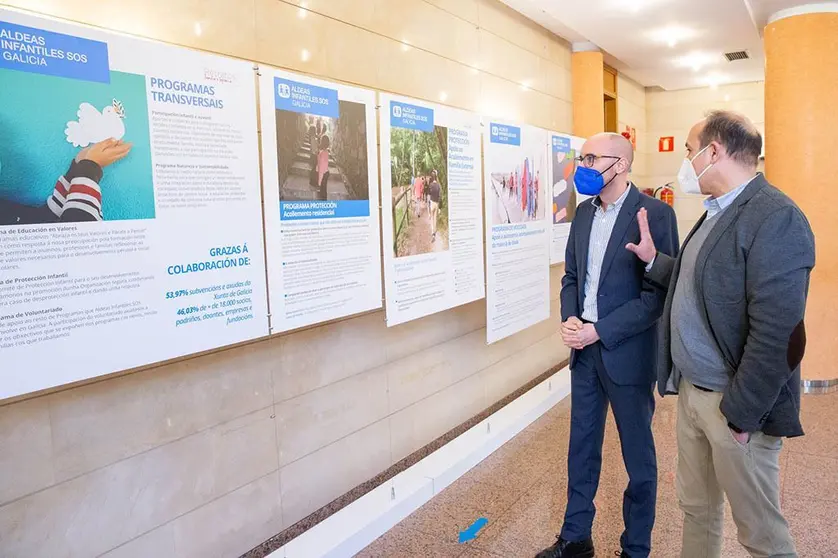 El director general de Familia, Infancia y Dinamización Demográfica, Jacobo Rey, inauguró la exhibición acompañado de representantes de la entidad.