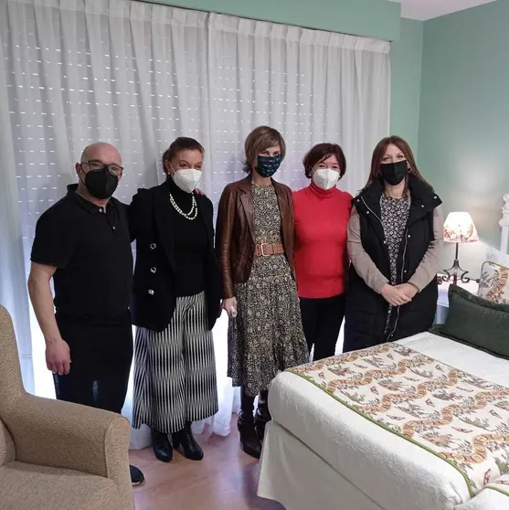 A directora de Turismo de Galicia visitou hoxe un dos establecementos que se beneficiaron da convocatoria do ano pasado dunha liña de axudas que ten como obxectivo reforzar a imaxe de Galicia como destino seguro e de calidade cunha oferta competitiva.