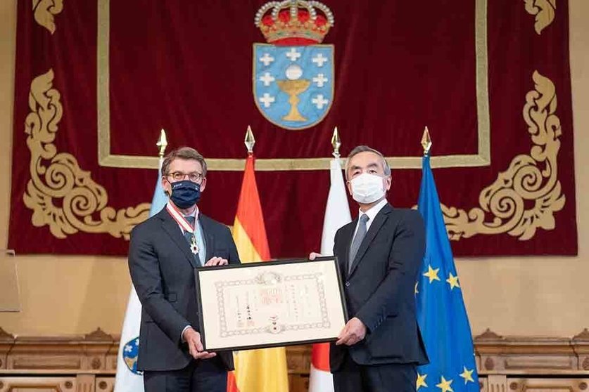 O titular do Goberno galego, Alberto Núñez Feijóo, recibe ao embaixador de Japón, Kenji Hiramatsu, e é condecorado coa Orde do Sol Nacente, Raios Dourados con Cinta Colgante. Pazo de Raxoi.