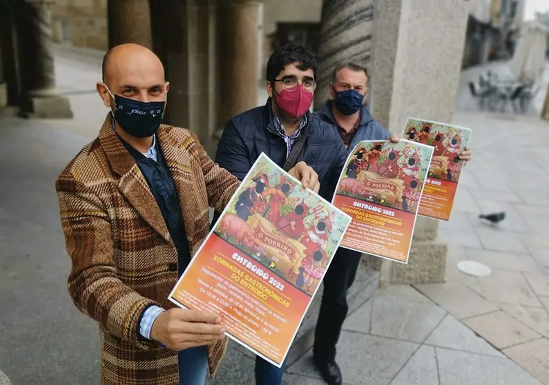 O alcalde do Porriño, Alejandro Lorenzo, o concelleiro de Cultura, Bienvenido Estévez, e o presidente de AHOSPOR, Jose Manuel Fernández.