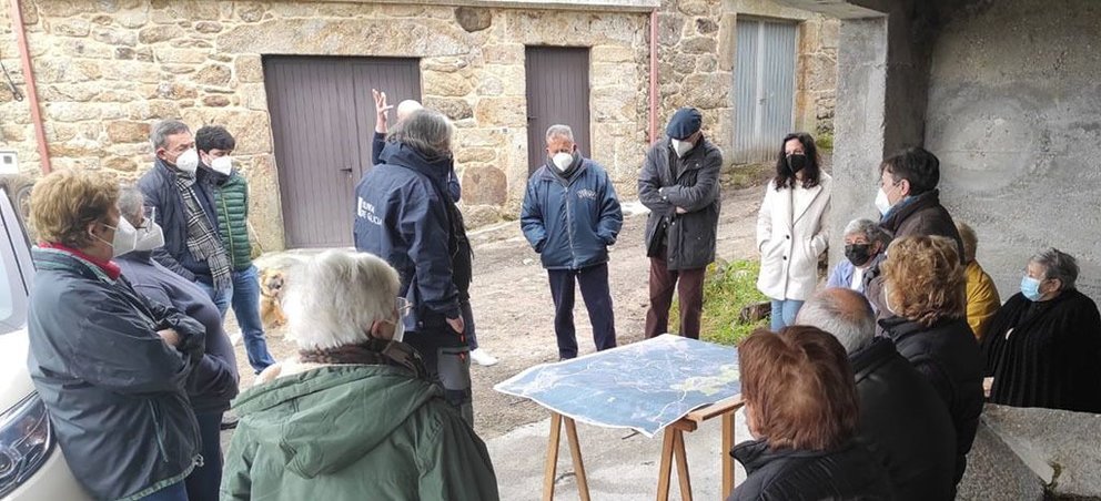 O subdirector de Mobilidade de Terras da Axencia Galega de Desenvolvemento Rural mantivo un encontro con veciños deste municipio ourensán.