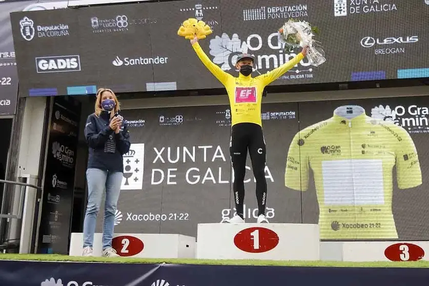 Marta Fernández-Tapias fixo entrega do maillot amarelo a Magnus Cort Nielsen como líder da clasificación xeral.