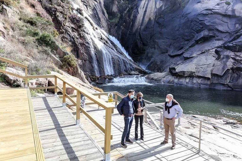 La directora de Turismo de Galicia, Nava Castro, comprobó los trabajos de eliminación de las barreras arquitectónicas llevados adelante en la cascada para la que el Gobierno gallego destinó el año pasado casi 30.000 euros. ARCHIVO.