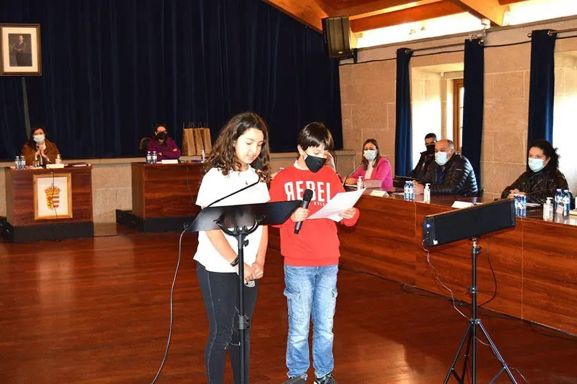 Alumnado do Colexio Castro-Mos demostra no Pleno a súa implicación coa igualdade cun manifesto polo 8M.