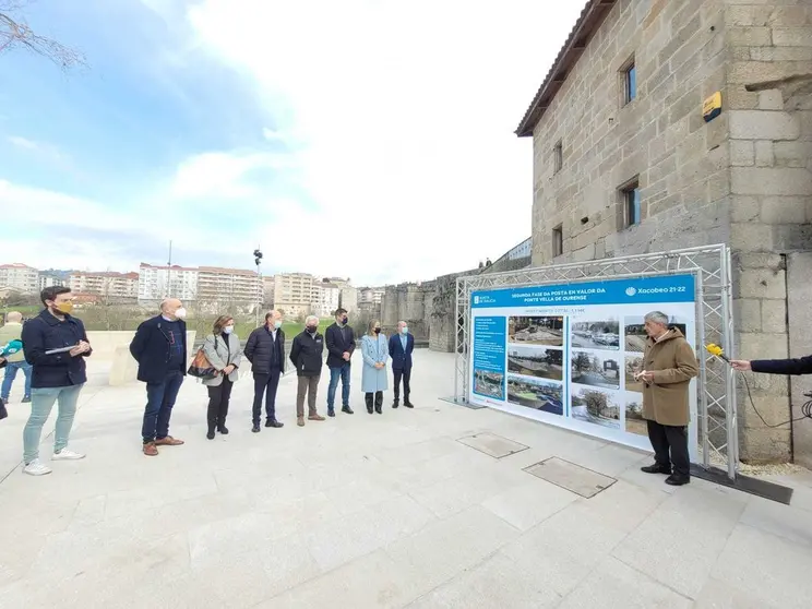 A conselleira de Infraestruturas e Mobilidade supervisou hoxe o remate das obras da 2ª fase de acondicionamento da Ponte Romana, que supuxeron un investimento de 1,1 M€ e que completan os traballos da 1ª fase de recuperación da propia ponte, á que se destinaron 0,5 M€.