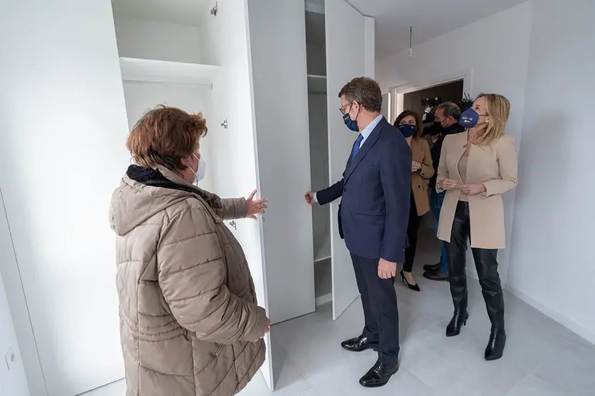 O presidente da Xunta, Alberto Núñez Feijóo, acompañado da conselleira de Medio Ambiente, Territorio e Vivenda, Ángeles Vázquez, participa na entrega de chaves a adxudicatarios de vivendas protexidas de promoción pública, en Vigo, 