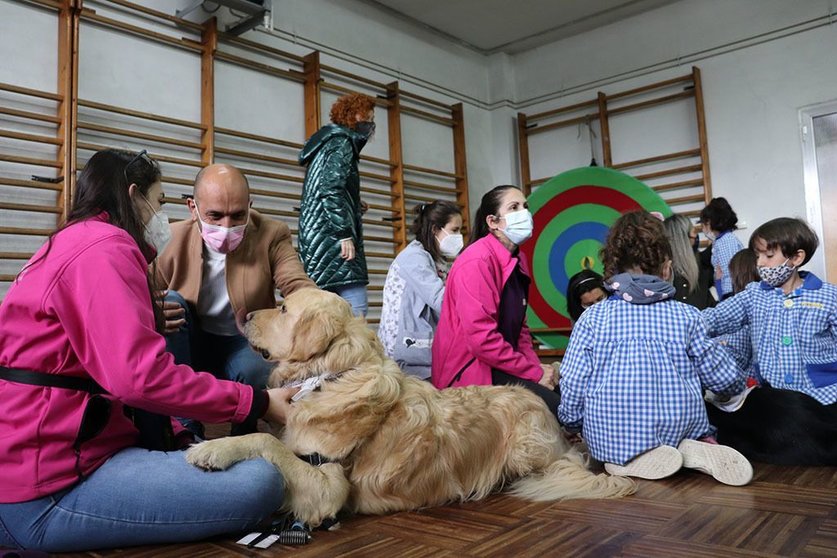 •	Preto de 400 escolares participan nos obradoiros sobre educación en valores asistidos por cans de terapia.
