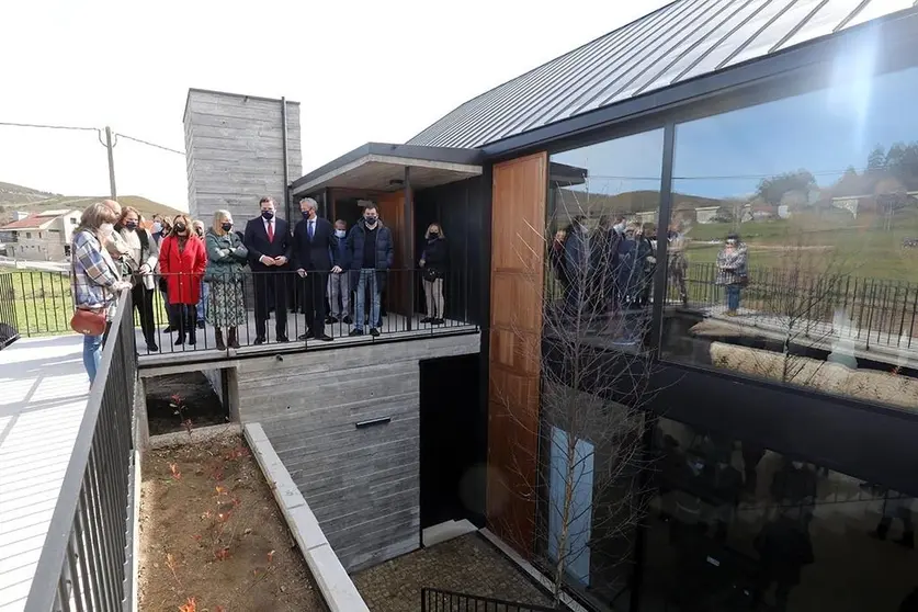 O vicepresidente primeiro, Alfonso Rueda, e o conselleiro de Cultura, Educación e Universidade, Román Rodríguez, inauguraron a reforma e restauración do antigo cine-baile da parroquia de Carballedo, unha obra na que a Xunta investiu 350.000 euros.